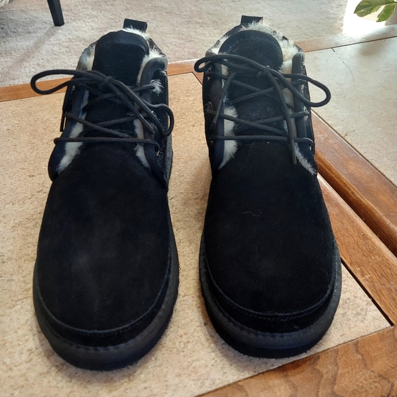 Ugg Woman's Chukka Style Black Suede Sheepkin Lined Lace Up Boots Size 8 - Picture 3 of 7